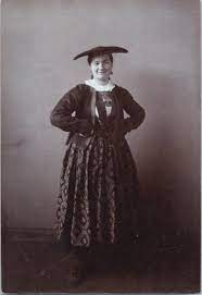 Жереми лаэрт, эвелин брошу, тибо эврар и др. Jeune Paysanne En Costume Vallee Du Sarn Tyrol Vers 1900 Par Photographie Originale Original Photograph 1900 Photographie Photovintagefrance