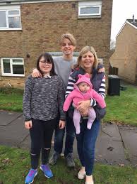 Channel 5 series rich house, poor house follows wealthy families across the uk, testing whether money can really buy happiness. Rich House Poor House Mum Too Poor To Buy Carpets Swaps 143 Weekly Budget For 3300 And Blows 126 On One Bottle Of Wine Carmon Report