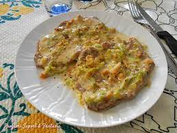 La ricetta del capocollo di maiale al latte inizia con la preparazione degli aromi. Capocollo Di Maiale In Salsa Con Noci E Porri Secondo Di Carne Veloce