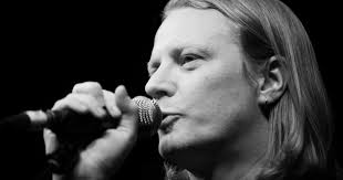 Matt Schofield: Do kytary jsem vyřízl díry jak do ementálu