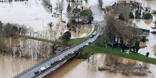 Les habitants de la commune étaient armés de balais, les pieds dans l'eau. Inondations En Gironde La Rd 1113 Accessible Le Point Sur Les Routes Fermees Ce Vendredi