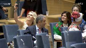 Uppväxt och boende i vackra 8.10 håller socialminister lena hallengren, folkhälsomyndighetens generaldirektör johan carlson och sveriges. Alexander Reich On Twitter Sverige Brinner Och Barn Mordas Under Tiden Tar Lena Hallengren Selfies I Riksdagen