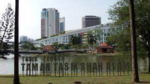 Taman ini mempunyai banyak jenis spesis bunga raya. Mohd Faiz Bin Abdul Manan Taman Tasik Shah Alam