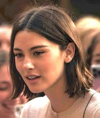 Lizzie Hendrix (lizzielizardx)