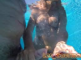 Dans le parc, les promènent les enfants en hiver. Piscine Public Porn Videos Fuqqt Com