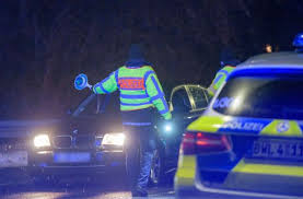 Sprich im fall einer ausgangssperre, wegen des coronavirus dürften die menschen in deutschland für einige zeit ihre wohnungen und häuser nicht mehr verlassen. Corona In Baden Wurttemberg Land Strebt Nur Noch Ausgangsbeschrankungen Fur Hotspot Kreise An Baden Wurttemberg Stuttgarter Nachrichten