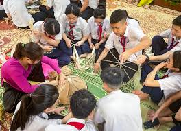 Học sinh hào hứng trải nghiệm làm nón lá tại Bảo tàng Xô viết Nghệ Tĩnh