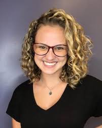 These are trendy and most recent medium curly hairstyles for women. 32 Best Shoulder Length Curly Hair Cuts Styles In 2021