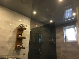 Decke Im Bad Spanndecken Mit Spots Badezimmerdecke Mit Spanndecken Kein Schimmel Nie Mehr Ausmalen Feuchtraumgeeign In 2020 Badezimmer Decken Spanndecken Baden