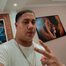 Monique Menezes (@NiqueMenezesF)