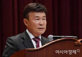 모친과 부친이 작고한 후 해당 연금은 장남인 김 회장을 포함한 3남4녀 자녀들에게 승계됐는데, 김원웅이 형제들의 동의 없이 자신이 전액 수령해 임의로 나눠주면서 형제간 갈등이 발생했다. ê¹€ì›ì›… ë¶€ëª¨ ê°€ì§œ ë…ë¦½ìš´ë™ ì§„ìƒì¡°ì‚¬ ì´‰êµ¬ ê´'ë³µíšŒì› é' ì²­ì›ê¸€ ì˜¬ë ¤ ì•„ì‹œì•„ê²½ì œ