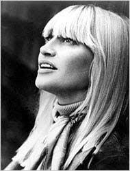 Mary Travers, Singer of Protest Anthems, Dies at 72