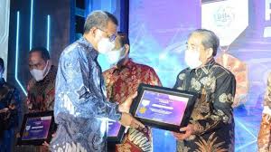 Sugi menjadi tersangka atas laporan dugaan penghinaan. Https Makassar Tribunnews Com 2020 12 11 Breaking News Istri Bupati Sidrap Mulyani Dollah Meninggal Dunia Di Rs Wahidin Https Cdn 2 Tstatic Net Makassar Foto Bank Images Istri Bupati Sidrap Hj Mulyani Abdul Hamid Meninggal Dunia Jumat 11122020