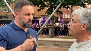 Menos traicionar a españa», asegura el líder de vox al que casi 400.000 votos andaluces le han convertido. El Detalle De Abascal Fumarse Un Puro Con Una Estola Espanola En Plena Algarada En Sestao