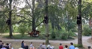 Die planungen für die nächste saison laufen bereits. Theater Lindenhof Spielt Im Park Der Villa Reitzenstein Baden Wurttemberg De