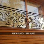 Düz, ferforje, aluminyum ve paslanmaz malzemelerden çok çeşitli dekoratif balkon korkulukları imal edilebilmektedir. Ferforje Balkon Korkulugu Teknik Metal Ferforje