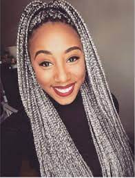 25 Coiffures A Realiser Quand On Porte Des Tresses Coiffure Tresses Afro Tresse Africaine Grise