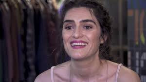 Actriz graduada en comunicación audiovisual Olivia Molina Nos Presenta A Julia Y Sara Sus Personajes En La Valla Es Un Regalo Poder Hacer A Dos Gemelas Que No Conviven En El Tiempo