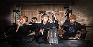 Cara memainkannya adalah dengan menepuk menggunakan jari dan juga bagian pergelangan tangan. 10 Alat Musik Tradisional Jawa Barat Yang Populer Bukareview