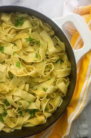 The Easiest Amish Egg Noodles Recipe Buns In My Oven Recipe Egg Noodle Side Dish Pasta Dishes Egg Noodle Recipes