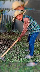 Tá aí minhas amigas, o motivo que faltava para mandar o marido capinar um lote 😜😜 Kkkkkk marca seu marido aí nos comentários 🤣🤣 #JassonGoulart #Humor #FatosDesconhecidos #Jardim #MaridoEEsposa #Casal #Meme