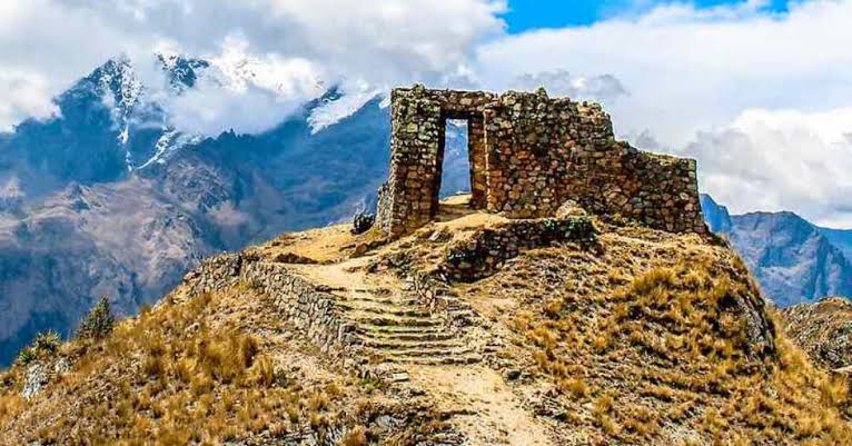 Intipunku, the iconic Sun Gate entry point, generada por IA