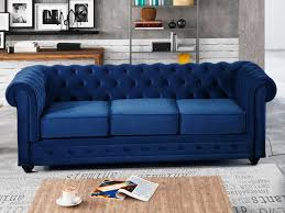Son velours bleu roi très actuel dans le monde de la décoration est associé à un piétement métal. Canape 3 Places En Velours Bleu Roi Chesterfield