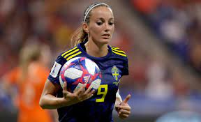 Asllani played sofia jakobsson through on goal in the 8th minute but crystal dunn made a sliding challenge to cut break up the attack. Schwedin Schreibt Real Geschichte Kosovare Asllani Erster Neuzugang Fur Frauen Team