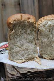 那天心血来潮想喝黑豆奶 晚上就浸了些黑豆 好让隔天早上可以用养生机来搅煮 搅煮好过滤后 留了些黑豆浆和所有的黑豆渣 来做吐司去 bread bun bread food