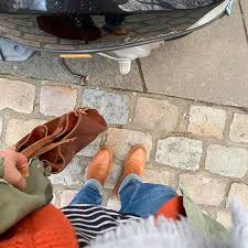 Wie Ich Mich Darauf Freue Ohne Jacke Raus Zu Gehen Vespa Zu Fahren Und Draussen Kalten Wein Zu Trinken Winter Ist Nich Mit Bildern Oxford Schuh Modestil Last Minute Kostum