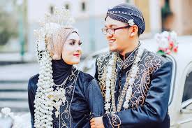 Umumnya, pakaian jawa cenderung terbuka dengan kemben, kebaya dan sanggul. Pengantin Hijab Bridal Paes Tradisional By Rumah Rias Itut Bambang Bridestory Com