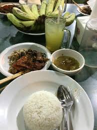 Juga dilengkapi dengan sayur lawar bali dan sambal matah. Nasi Campur Picture Of Babi Guling Chandra Denpasar Tripadvisor
