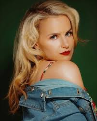 Thomas doesn't love Paris! He's trying to manipulate Hope into marry him!!  Hope plz don't let him force you into a marriage that you're NOT ready  for!!!