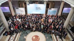La fundación bbva ha adjudicado 50 becas leonardo en siete áreas a investigadores, profesionales y creadores en el estadio intermedio de su carrera, que tienen ahora la oportunidad de hacer realidad. La Fundacion Bbva Reune A 200 Investigadores Y Creadores De Sus Becas Leonardo