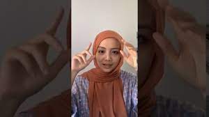 Tutorial hijab ringkas oleh mira filzah menggunakan tudung galeri ariani, koleksi pure basic eyelash shawl. Tutorial Shawl Raya Ig Live Mira Filzah Part 2 Youtube