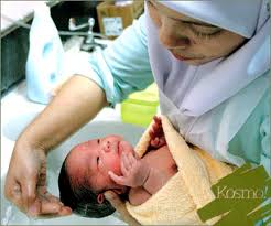 Bahkan para ahli terdahulu merekomendasikan agar bayi mandi saat demam. Bayi Mati Akibat Mandi Air Sejuk Dr Zubaidi Hj Ahmad Menulis