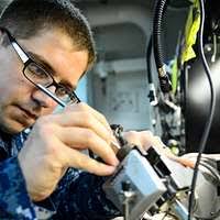 Авианосец 2-го класса Роберт Феллер из Вайноны, штат Миннесота, чинит  кабель на борту авианосца USS Ronald Reagan (CVN 76).