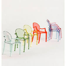 Le dossier de forme arrondie ajoute une touche résolument design. Lou Lou Ghost Kinderstuhl Kartell