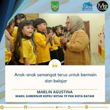 𝐃𝐢𝐬𝐤𝐨𝐦𝐢𝐧𝐟𝐨 𝐁𝐚𝐭𝐚𝐦- Rona kebahagiaan memancar dari wajah Bunda  PAUD Kota Batam, Hj Marlin Agustina Rudi. Ini setelah surat berbahasa  inggris dibaca penuh antusias seorang anak TK dalam kunjungannya ke  Kecamatan Sagulung,