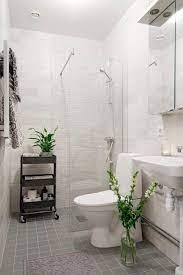 Lo único que conseguiremos será un baño aún más pequeño y encima nos tropezaremos con frecuencia. Sala De Bano Pequena Con Ducha Sin Plato Y Decoracion Colonial Banos Blancos Modernos Banos Pequenos Ducha Cuartos De Banos Pequenos