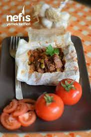 Patlıcanları güzelce yıkayın, kabuklarını soymadan yuvarlak yuvarlak dilimleyin. Kagit Kebabi Kagitkebabi Kebaptarifleri Nefisyemektarifleri Yemektarifleri Tarifsunum Lezzetlitarifler Lezzet Yemek Tarifleri Yemek Etli Yemek Tarifleri