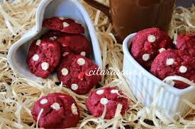 Honestly these basically are a marriage of my two other nyc cookies, but then influence by my other red velvet recipes. Biskut Red Velvet White Chocolate Chips Cookies White Chocolate Chip Cookies White Chocolate Chip Cookies Recipes Food And Drink