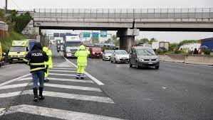 Roma, 28 apr gli ambulanti hanno bloccato stamani il grande raccordo anulare di roma per protestare contro lo stop alla proroga delle licenze. Ihf5vubgliwilm