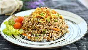 Tumbuk satu persatu bahan bermula dengan cili kering,baang merah,bawang besar,belacan dan ikan bilis. Nasi Goreng Cili Kering Yang Mudah Dan Sedap Buat Orang Lapo