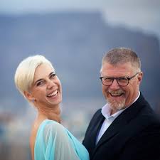 Foto's: Deon Meyer trou met sy geliefde Marianne