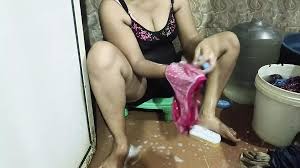 Desi Ladaki Kapade Dhote Dhote Apane Yaar Se Chut Chudai Ki