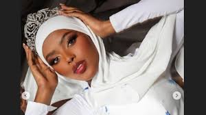 Kisah Khadija Omar dari Kamp Pengungsian Hingga Masuk Finalis Miss Universe  Pertama yang Berhijab