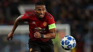 Manchester united le da un reconocimiento, a luis antonio valencia, por sus 300 partidos con los diablos rojos. Man Utd Captain Antonio Valencia Reveals Why He S Been Benched Opens Up On Jose Mourinho 90min