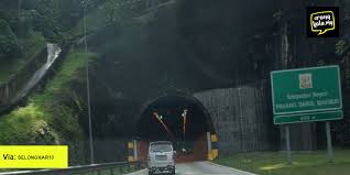 Salah satu misteri yang dipercaya hingga sekarang adalah keberadaan kampung atau kota saranjana. Lima Kisah Misteri Yang Menghantui Lebuhraya Karak Sehingga Ke Hari Ini