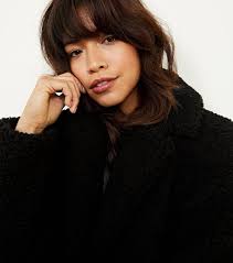 Un choix unique de manteau peluche disponible dans notre magasin. Manteau Noir Effet Peluche A Doublure Matelassee New Look